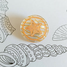Load image into Gallery viewer, Mini Brooch Sand Dollar