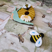 Load image into Gallery viewer, Bumble Bee Brooch
