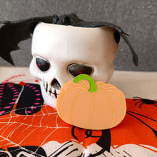 Load image into Gallery viewer, Mini Brooch Pumpkin

