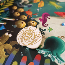Load image into Gallery viewer, Mini Brooch Seashell
