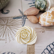 Load image into Gallery viewer, Mini Brooch Seashell
