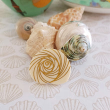Load image into Gallery viewer, Mini Brooch Seashell
