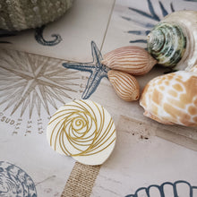 Load image into Gallery viewer, Mini Brooch Seashell
